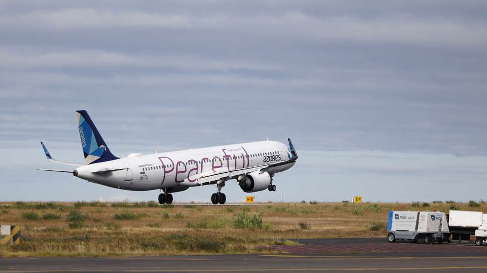 Aeronave Airbus A321LR da SATA Azores Airlines após descolar do aeroporto de Ponta Delgada, 03 de agosto de 2025. NUNO VEIGA/LUSA