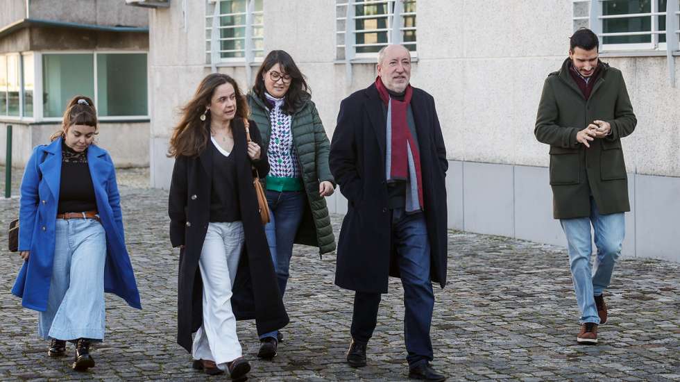 O candidato à Presidência da República, António Filipe (2-D), à chegada para uma visita à Casa do Artista, em Lisboa, 29 de dezembro de 2025. ANTÓNIO PEDRO SANTOS/LUSA