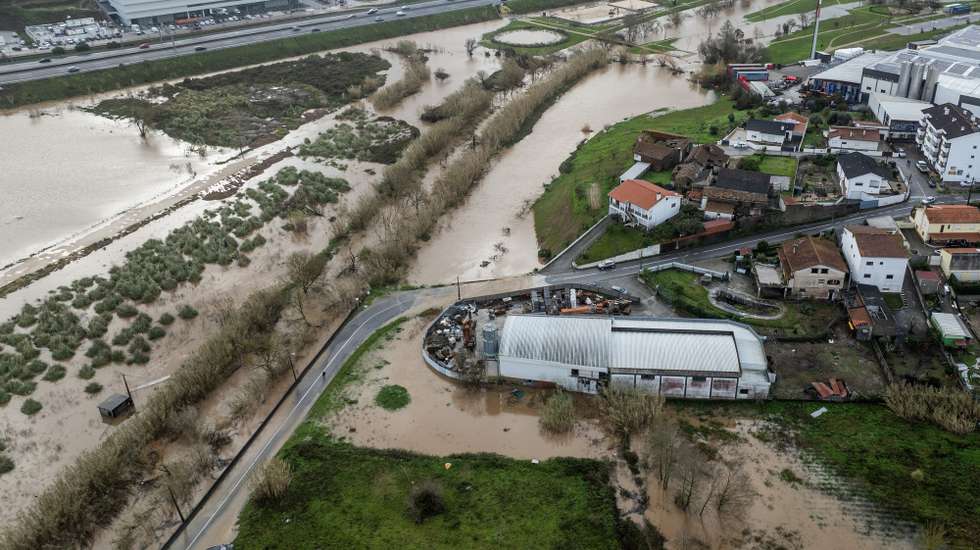 Imagem captada por drone das inundações na cidade de Leiria depois de o concelho ter sido gravemente afetado pela depressão Kristin, 05 de fevereiro de 2026. PEDRO CASTANHEIRA E CUNHA / LUSA