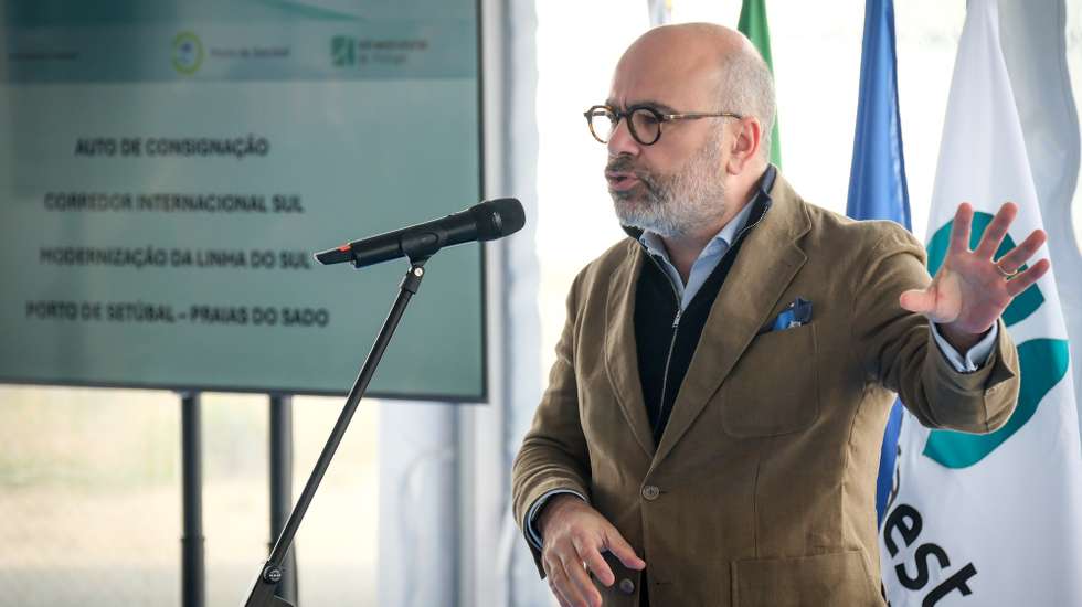O ministro das Infraestruturas e Habitação, Miguel Pinto Luz usa da palavra durante a assinatura do Auto de Consignação da Modernização da Linha do Sul - Troço Porto de Setúbal / Praias do Sado numa iniciativa da Administração dos Portos de Setúbal e Sesimbra (APSS), Setúbal, 02 de Março de 2026. RUI MINDERICO/LUSA