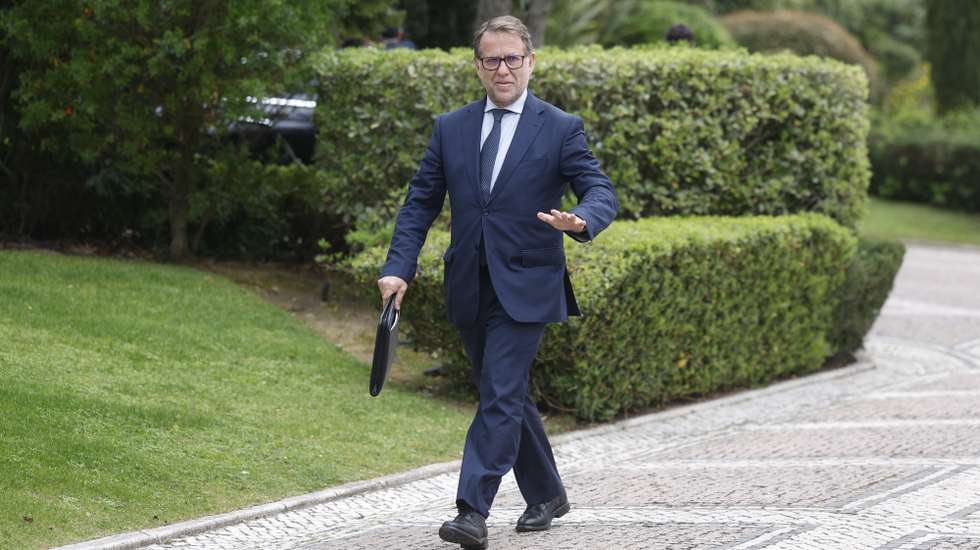 O ministro da Administração Interna, Luís Neves, à chegada para a reunião do Conselho de Ministros, no Palácio de São Bento, em Lisboa, 05 de março de 2026. ANTÓNIO PEDRO SANTOS/LUSA