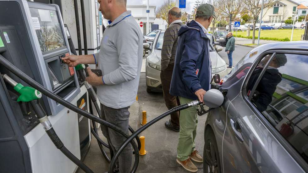 Pessoas abastecem veículos devido ao aumento dos combustíveis a partir de sexta-feira onde a gasolina sem chumbo I.O. 95 octanas passa a custar 1,921 euros por litro e o gasóleo rodoviário 2,004 euros por litro, Ponta Delgada, Açores, 30 de abril de 2026. Desde fevereiro, com este novo aumento, o preço da gasolina nos Açores sobe 32,3 cêntimos por litro, o preço do gasóleo 53 cêntimos por litro e o preço do gás butano 52,2 cêntimos por quilo. EDUARDO COSTA/LUSA