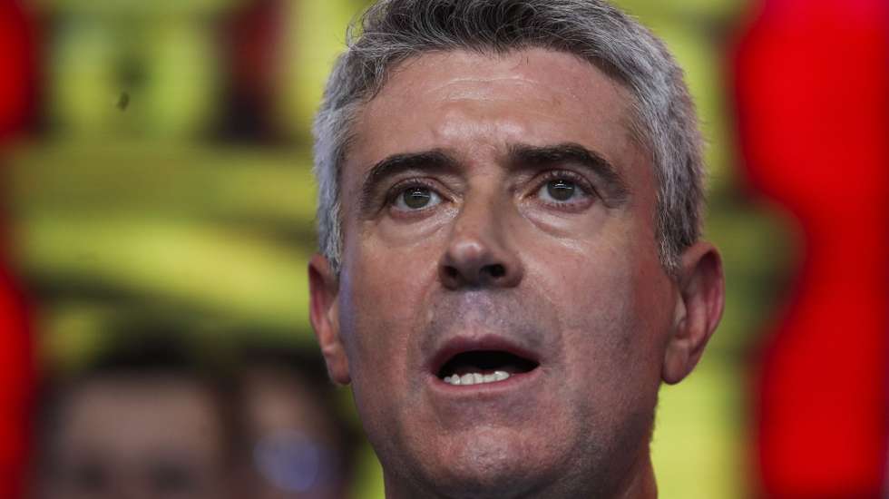 O Secretário-geral do Partido Socialista, José Luis Carneiro, usa da palavro durante o encerramento da Convenção Autárquica Nacional 2026, sob o tema “Proximidade, Coesão e Valorização das Pessoas e dos Territórios”, Leiria, 12 setembro  2026. PAULO CUNHA/LUSA
