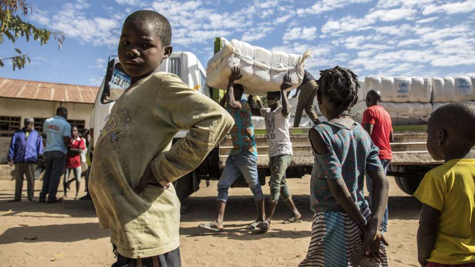 Deslocados da violência armada em Cabo Delgado durante a distribuição de mantas no campo de deslocados de Manono, Metuge, Moçambique 22 de julho de 2020. "Não é impossível" cumprir as medidas nestes campos, diz Daniel Timme, chefe de comunicação do Fundo das Nações Unidas para a Infância (UNICEF), "mas é um processo educacional". (ACOMPANHA TEXTO DE 26 DE JULHO DE 2020). RICARDO FRANCO/LUSA