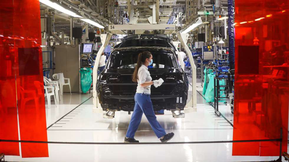epa08419877 Autoeuropa employees work at the construction line for the Volkswagen T-Roc at Autoeuropa's plant in Palmela, Setubal, Portugal, 13 May 2020.  EPA/JOSE SENA GOULAO
