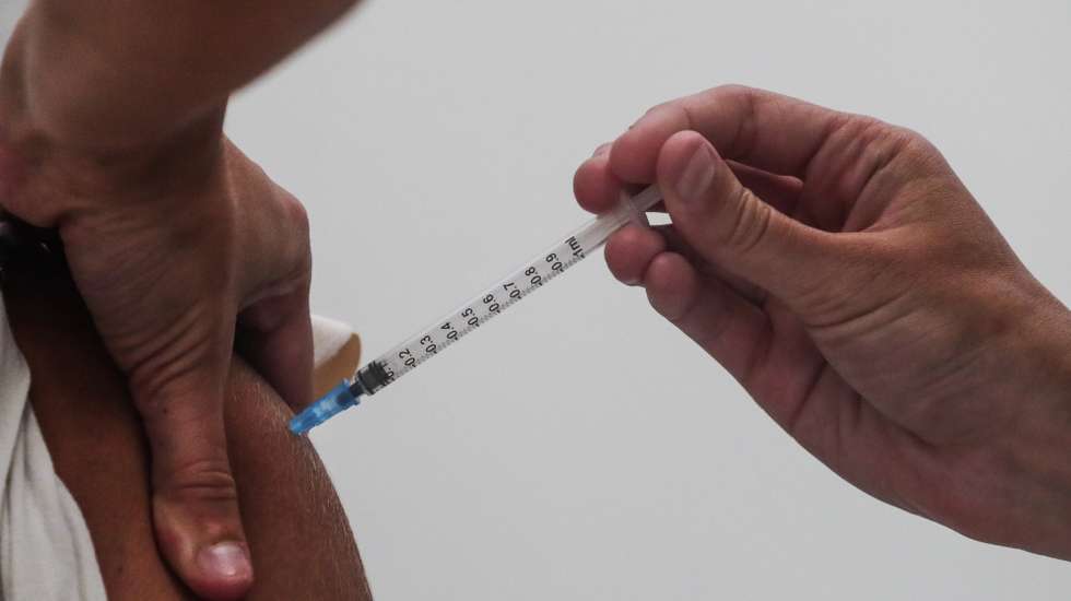 Na sequência da decisão da Direção-Geral de Saúde (DGS) de vacinar universalmente os utentes com idades entre os 12 e 15 anos, esta faixa etária começou a ser vacinada no Centro de Vacinação de Alcabideche, Cascais, 21 de agosto de 2021. TIAGO PETINGA/LUSA