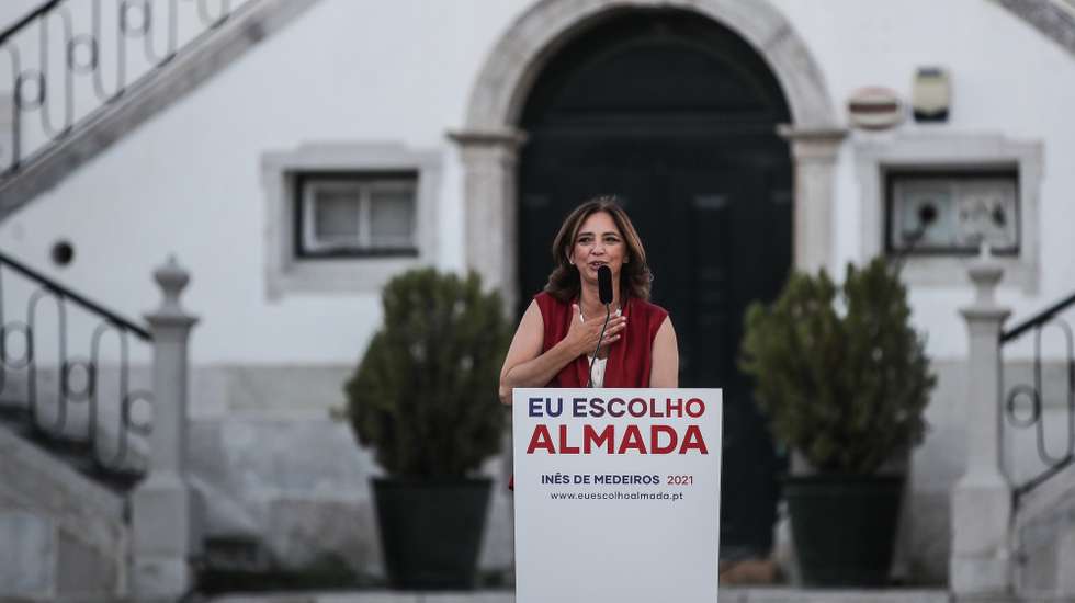 A candidata do Partido Socialista (PS) à Câmara Municipal de Almada, Inês de Medeiros, durante a apresentação da sua candidatura às eleições autárquicas, em Almada, 22 de julho de 2021. MÁRIO CRUZ/LUSA