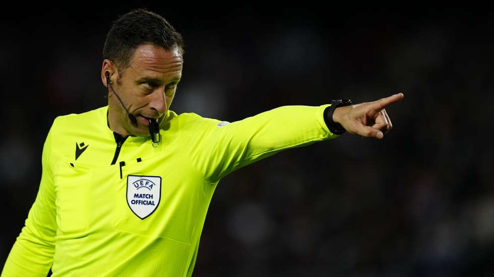 epa09890600 Portuguese referee Artur Soares Dias during the UEFA Europa League quarter final, second leg soccer match between FC Barcelona and Eintracht Frankfurt in Barcelona, Spain, 14 April 2022.  EPA/Enric Fontcuberta