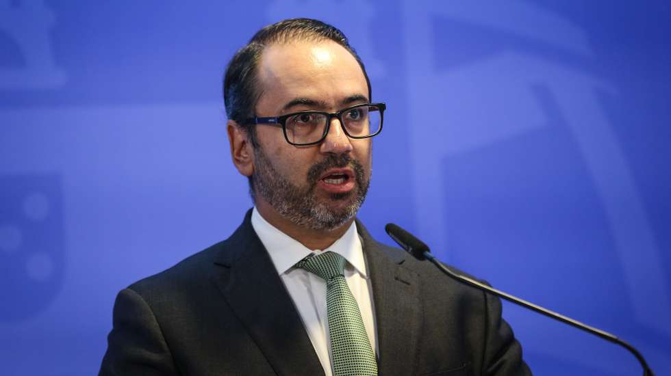 O secretário de Estado da Presidência do Conselho de Ministros, André Moz Caldas, fala aos jornalistas durante o briefing da reunião do Conselho de Ministros em Lisboa, 29 de setembro de 2022. RODRIGO ANTUNES/LUSA