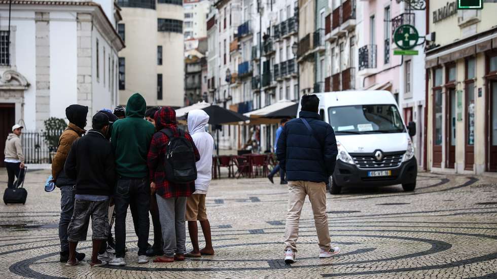A coordenadora Nacional do Bloco de Esquerda (BE), Catarina Martins (ausente da fotografia), visitou esta manhã vários migrantes timorenses que vieram para Portugal em busca de trabalho e se encontram desalojados e a viver na rua, em Lisboa, 20 de outubro de 2022. RODRIGO ANTUNES/LUSA