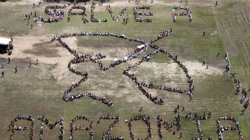 epa01615679 Handout photo from the Spectral Q showing more than a thousand people gathering at the campus of the Rural Federal Amazon University (Universidad Federal Rural de la Amazonía, UFRA) in order to send an urgent message on behalf the Amazon reading 'Save the Amazon', as part of the start of the World Social Forum that takes place in Belem, Brazil, on 27 January 2009.  EPA/LOU DEMATTEIS/HO NO FILES, NO SALES, EDITORIAL USE ONLY