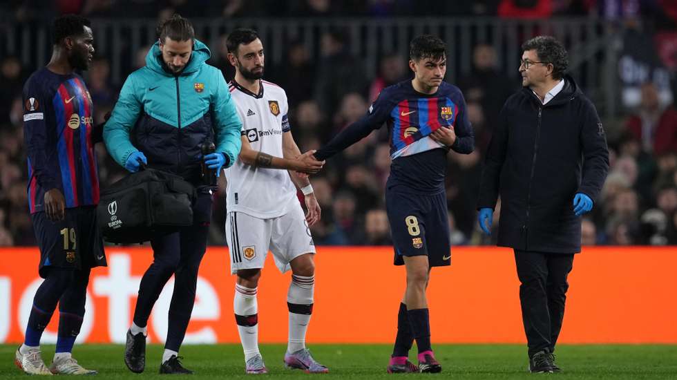 Bruno Fernandes confortou Pedri depois da saída do médio espanhol na primeira parte do encontro