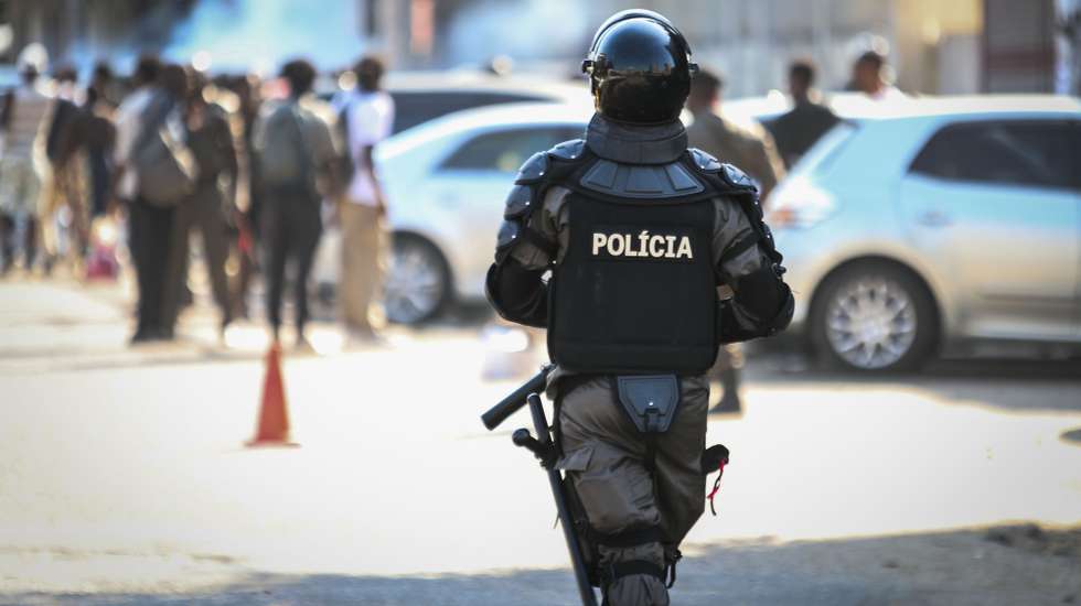 A polícia moçambicana está a dispersar com gás lacrimogéneo uma marcha em Maputo de homenagem ao 'rapper' de intervenção social Azagaia, que morreu há uma semana vítima de doença, Moçambique, 18 de março de 2023. LUIS MIGUEL FONSECA/LUSA