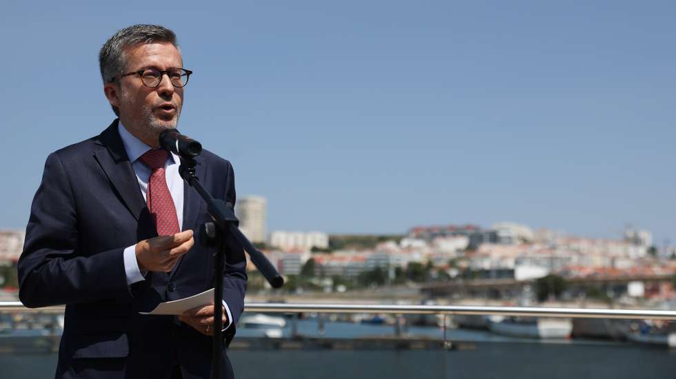 O presidente da Câmara Municipal de Lisboa Carlos Moedas discursa na cerimónia de assinatura do Contrato de Concessão do “Shared Ocean Lab ”no Porto de Lisboa, 30 de junho de 2023.. O Porto de Lisboa assina com a Câmara Municipal de Lisboa o contrato de concessão que visa a instalação do Shared Ocean Lab, numa das naves do futuro Ocean Campus,  na Doca de Pedrouços. TIAGO PETINGA/LUSA