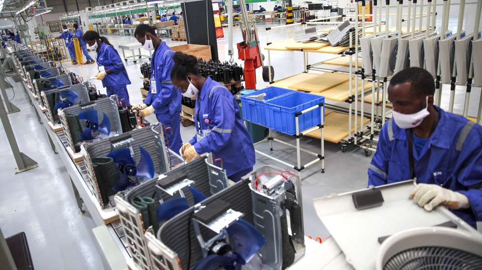 O Presidente de Angola, João Lourenço (ausente na foto), visitou à fábrica de montagem de eletrodomésticos da ICC, Luanda, Angola, 2 de outubro de 2020. A fábrica, notou, produz uma gama de bens que têm uma grande procura doméstica e eram quase exclusivamente importados, uma realidade que se está a transformar com o surgimento de novas unidades para que se passe a consumir mais produtos “Made in Angola”. AMPE ROGÉRIO/LUSA