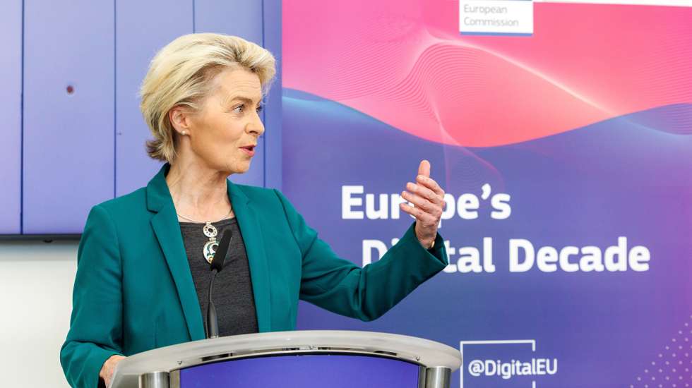 epa10731406 EU Commission President Ursula von der Leyen delivers a speech during a visit to Imec, an R&amp;D and innovation hub in nano-electronics and digital technologies in Leuven, Belgium, 07 July 2023.  EPA/OLIVIER MATTHYS