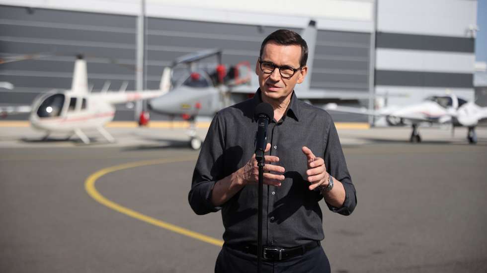 epa10882224 Prime Minister Mateusz Morawiecki during a visit to the Air Force Military Academy in Deblin, southeastern Poland, 25 September 2023. The head of government is visiting the Lublin province.  EPA/Leszek Szymanski  POLAND OUT