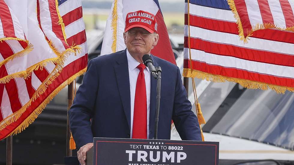 epaselect epa10985322 Former US President Donald Trump speaks at the South Texas International Airport in Edinburg, Texas, USA, 19 November 2023. This is another stop of Donald Trumps election campaign tour for presidency in 2024.  EPA/ADAM DAVIS