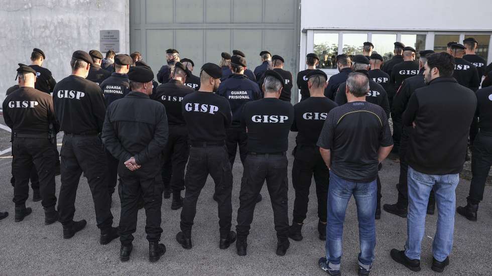 “Cerca de 70 elementos do corpo da guarda prisional de Monsanto, Lisboa e Linhó"