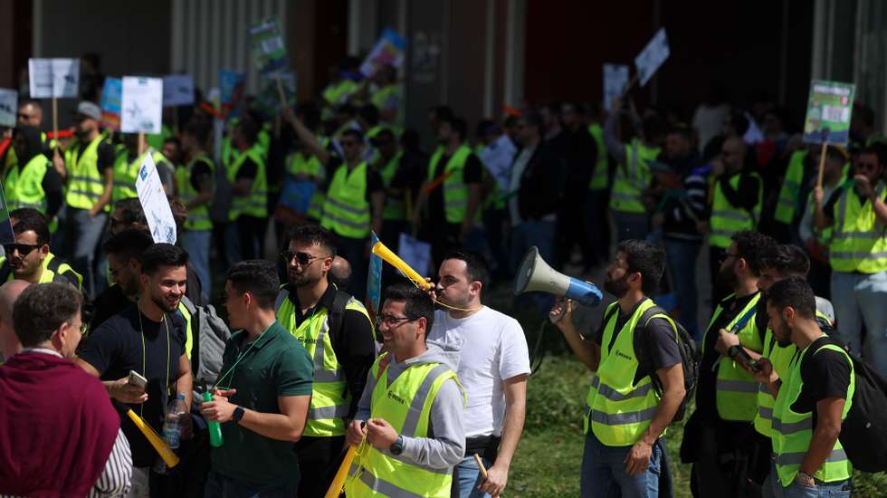 Concentração de trabalhadores do Grupo EDP convocada pela Federação Intersindical das Indústrias Metalúrgicas, Químicas, Eléctricas, Farmacêutica, Celulose, Papel, Gráfica, Imprensa, Energia e Minas (FIEQUIMETAL), no dia em que decorre a Assembleia Geral de acionistas da empresa, Lisboa, 10 de abril de 2024. TIAGO PETINGA/LUSA