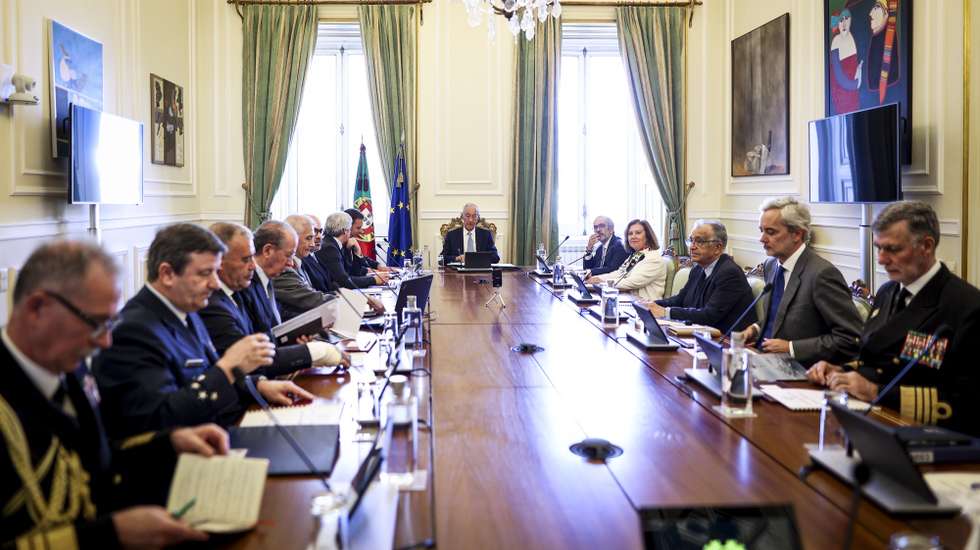 O Presidente da República, Marcelo Rebelo de Sousa (C), ladeado pelo primeiro-ministro, Luís Montenegro (7-E) ministro da Defesa Nacional, Nuno Melo (6-E), pelo ministro das Infraestruturas e Habitação, Miguel Pinto Luz (5-E), pelo ministro de Estado e dos Negócios Estrangeiros, Paulo Rangel (5-D) e pela ministra da Administração Interna, Margarida Blasco (4-D), preside à reunião do Conselho Superior de Defesa Nacional (CSDN), no Palácio de Belém, em Lisboa, 16 de abril de 2024. FILIPE AMORIM/LUSA