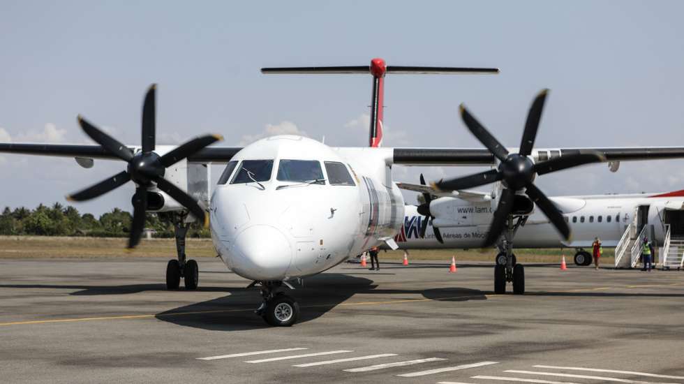 Avião das Linhas Aéreas de Moçambique (LAM), que passa a ligar Joanesburgo, na África do Sul, a Vilanculo, na província de Inhambane, um dos principais pontos turísticos de Moçambique, no Aeroporto de Inhambane, Moçambique, 29 de setembro de 2023. De acordo com informação comercial divulgada pela transportadora aérea, o primeiro desses voos diretos acontece já neste dia, operando a companhia ainda ligações às quartas-feiras e aos domingos. LUÍSA NHANTUMBO/LUSA
