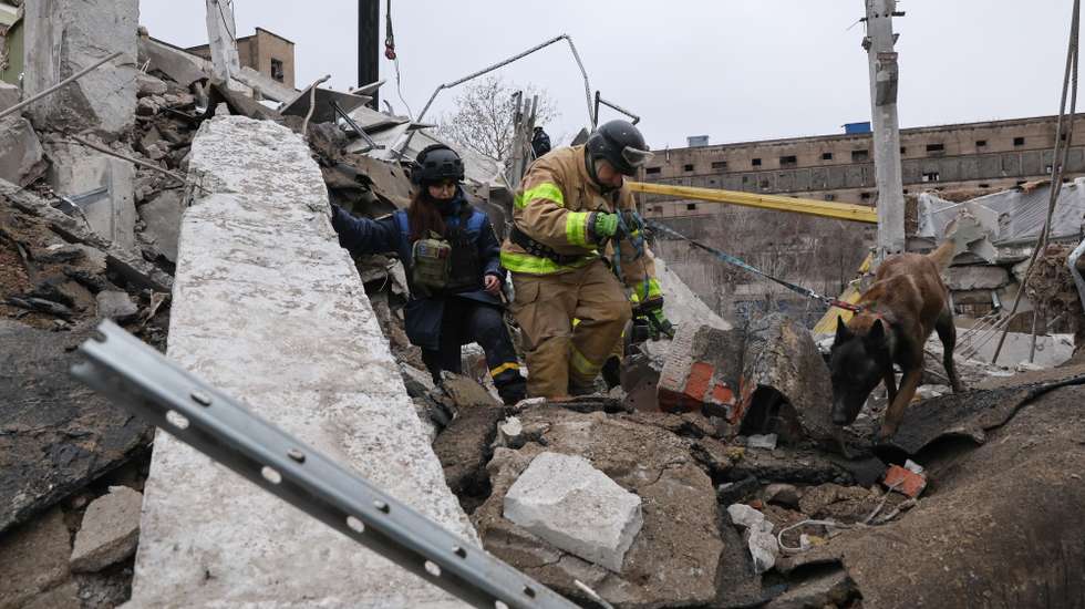 epa11770402 Ukrainian rescuers work at the site of a rocket strike on a private clinic in Zaporizhzhia, southeastern Ukraine, 11 December 2024, amid the Russian invasion. Ukrainian rescuers recovered another body from the rubble on 11 December, bringing the death toll to eight. At least eight people were killed and 22 others injured, including a child, after a missile hit a medical center and an administrative building on 10 December 2024, according to the State Emergency Service of Ukraine (SESU).  EPA/OLEG MOVCHANIUK