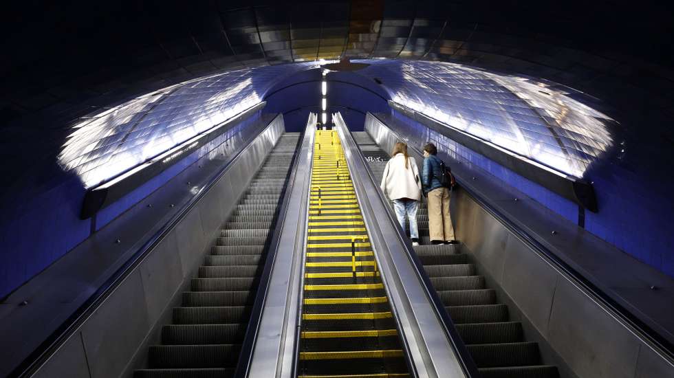 Populares utilizam as escadas rolantes da estação do Metro do Parque, um dos pontos dos “Espaços da Presença Africana em Lisboa”, que fazem parte de um roteiro promovido desde 2016 pela associação Batoto Yetu Portugal, que trabalha com jovens e crianças interessados na cultura africana, em Lisboa, 17 de dezembro de 2022. As origens africanas do Marquês de Pombal ou da fadista Severa são uma das várias curiosidades que surpreende quem percorre as marcas de África em Lisboa, que tanto se encontram numa estação metropolitana, num bairro histórico ou num campus universitário. (ACOMPANHA TEXTO DA LUSA DO DIA 26 DE DEZEMBRO DE 2022). ANTÓNIO PEDRO SANTOS/LUSA