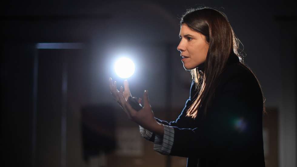 A coordenadora do Bloco de Esquerda (BE), Mariana Mortágua, discursa durante uma sessão "Trump, Musk e os tecno milionários: como combatemos a oligarquia?", na Junta de Freguesia do Bonfim, 15 de fevereiro de 2025. JOSÉ COELHO/LUSA