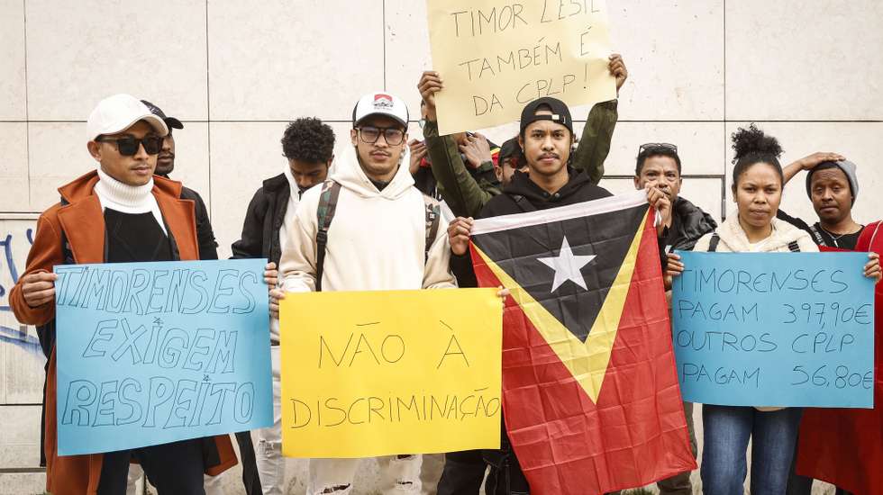 Manifestantes timorenses protestam durante a concentração "Timor também é CPLP! Não à discriminação", em frente à sede da Agência para a Integração Migrações e Asilo (AIMA), em Lisboa, 06 de março de 2025. Os timorenses reclamam terem de pagar 397,90 euros para renovar a Autorização de Residência da Comunidade dos Países de Língua Portuguesa (CPLP), enquanto outros imigrantes da CPLP pagam apenas 56,80 euros. ANTÓNIO PEDRO SANTOS/LUSA
