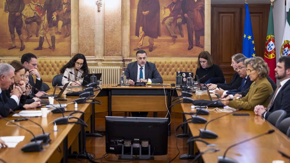 O presidente da Comissão Parlamentar de Inquérito - Verificação da Legalidade e da Conduta dos Responsáveis Políticos Alegadamente Envolvidos na Prestação de Cuidados de Saúde a duas Crianças (Gémeas) Tratadas Com o Medicamento Zolgensma, Rui Paulo Sousa (C), dirige os trabalhos durante a audição do antigo secretário de Estado da Saúde, António Lacerda Sales (ausente da foto), na Assembleia da República, em Lisboa, 24 de janeiro de 2025. JOSÉ SENA GOULÃO/LUSA