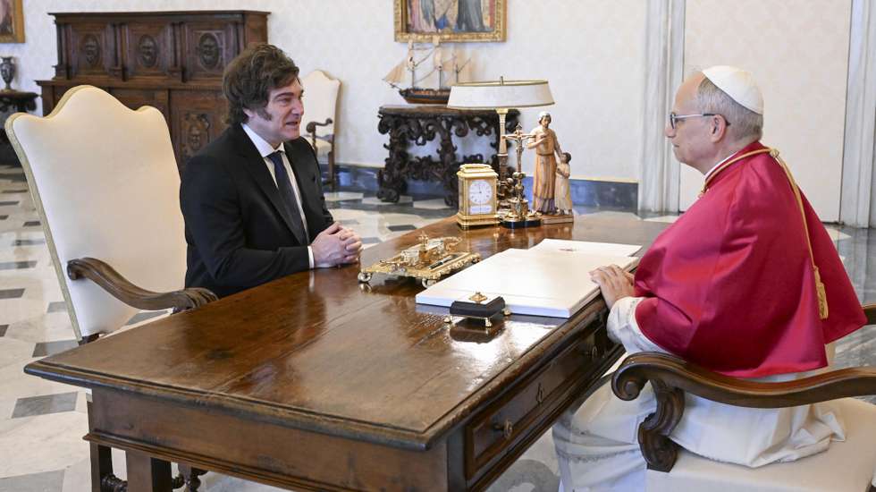 epa12161874 A handout picture provided by the Vatican Media shows Pope Leo XIV receiving Argentina's President Javier Milei in Vatican City, 07 June 2025.  EPA/VATICAN MEDIA HANDOUT HANDOUT EDITORIAL USE ONLY/NO SALES
