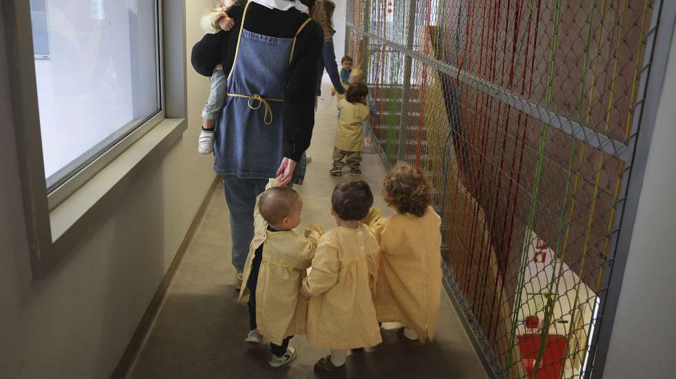 Uma auxiliar de educação e crianças do Centro Infantil Maria Monserrate (CIMM), que enveredou por um projeto-piloto da creche com semana dos quatro dias, Lisboa 30 de novembro de 2023. (ACOMPANHA TEXTO DE 03 DE DEZEMBRO DE 2023). TIAGO PETINGA/LUSA