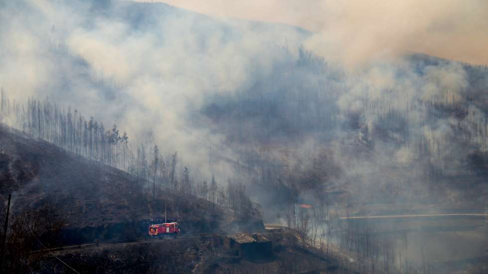 Um autotanque dos bombeiros passa por uma área ardida durante o incêndio, na aldeia de Mourisia, Arganil, 14 de agosto de 2025. De acordo com os dados disponíveis no ‘site’ da Autoridade Nacional de Emergência e Proteção Civil (ANEPC), quase 900 operacionais combatiam o fogo que deflagrou na quarta-feira na freguesia de Piódão, no concelho de Arganil, distrito de Coimbra, e se estendeu depois aos municípios de Oliveira do Hospital e Pampilhosa da Serra (Coimbra), e de Seia, já no distrito da Guarda. PAULO CUNHA/LUSA