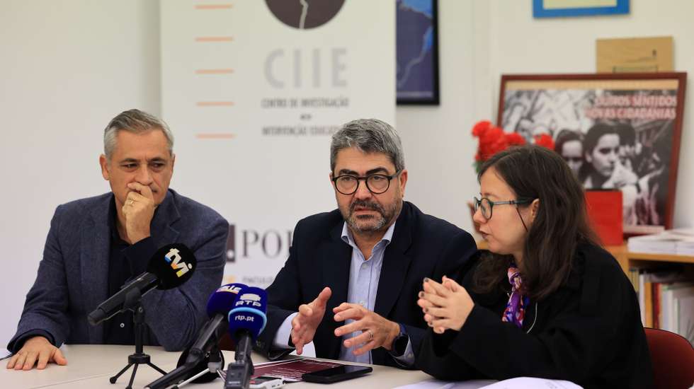 Manuel Albano (C), vice-presidente da Comissão para a Igualdade de Género, intervém durante a conferência de imprensa do Observatório de Mulheres Assassinadas - OMA/UMAR para lançamento da infografia com dados preliminares sobre os atentados à vida de mulheres em Portugal entre 01 de Janeiro e 15 de Novembro de 2025, na Faculdade de Psicologia e de Ciências da Educação da Universidade do Porto, 24 de Novembro de 2025. ESTELA SILVA/LUSA