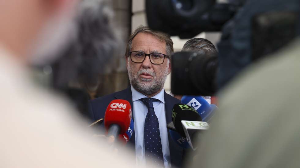 O ministro da Administração Interna, Luís Neves, fala aos jornalistas durante a visita ao local proposto, pela câmara para a nova localização da Esquadra n.º 2 da PSP de Coimbra, 1 de julho de 2026. PAULO NOVAIS/LUSA