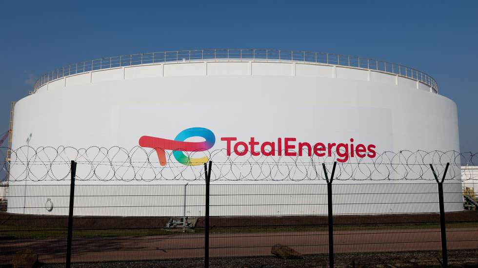 epa12833651 TotalEnergies petroleum storage tank at  Leuna chemical refinery near Spergau, Saxony-Anhalt, Germany, 19 March 2026. Due to the escalating conflict in the Middle East, the international oil benchmark Brent Crude surged past 100 US dollars per barrel.  EPA/FILIP SINGER