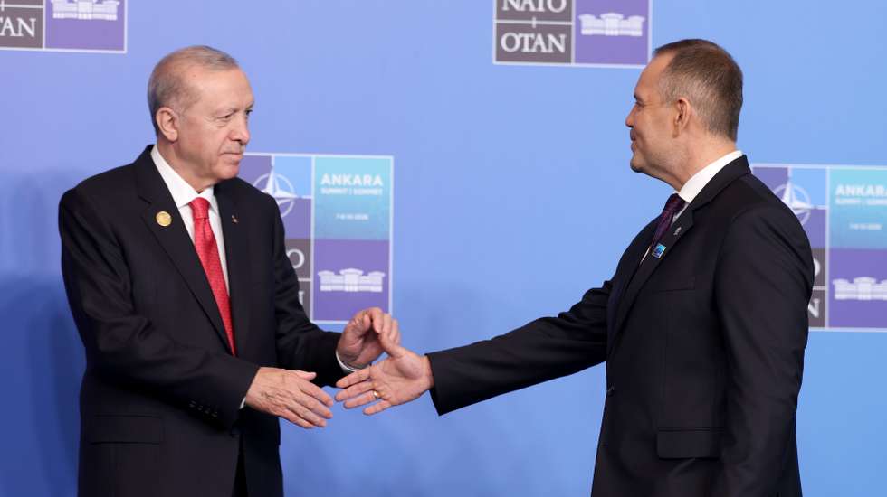 epa13097485 Turkish President Recep Tayyip Erdogan (L) welcomes Poland president Karol Nawrocki during the 2026 NATO Summit in Ankara, Turkey, 08 July 2026. The NATO Summit takes place from 07-08 July.  EPA/GEORGI LICOVSKI