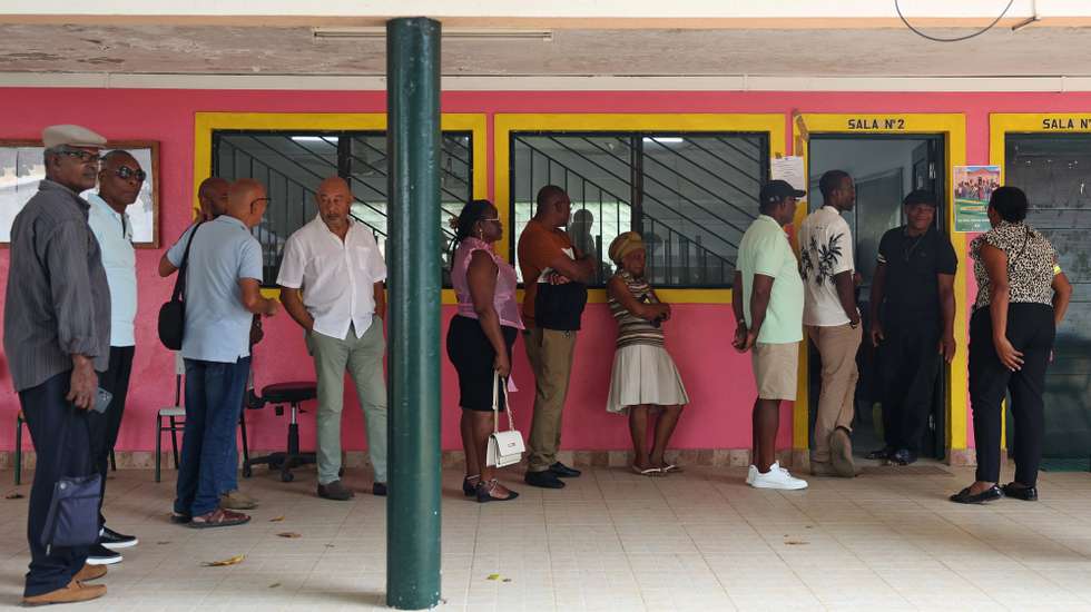 Eleitores fazem fila para exercer o seu direito de voto para as eleições presidenciais numa secção de voto, São Tomé, 19 de julho de 2026. NUNO VEIGA/LUSA