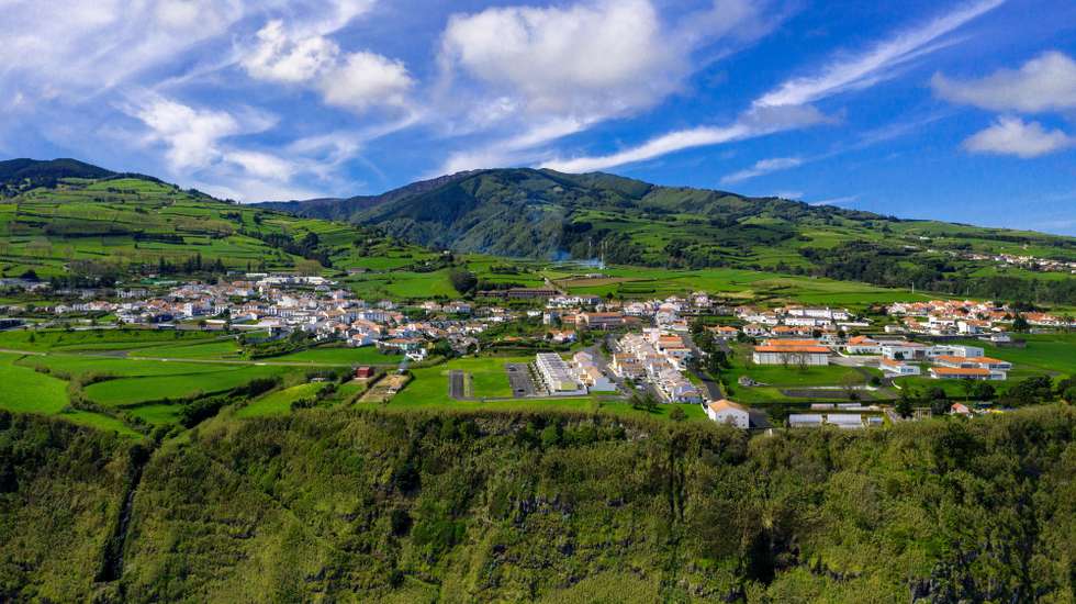 Vista aérea da vila do Nordeste, na ilha de São Miguel, onde está situado lar de idosos da Santa Casa da Misericórdia do Nordeste, que regista até ao momento, 12 casos de infeção por covid-19, tendo o primeiro desses casos ter sido o de uma utente de 88 anos, que contraiu a infeção no Hospital do Divino Espírito Santo, em Ponta Delgada, depois de lhe ter sido transmitida por uma profissional de saúde, e de ter sido a primeira vítima mortal com covid-19 nos Açores, na vila do Nordeste, ilha de são Miguel, Açores, 10 de abril de 2020. No Nordeste, onde foram detetados 12 casos de covid-19 num lar de idosos, as poucas pessoas que se veem na rua confiam que as autoridades fizeram tudo o que era possível para conter a propagação. (ACOMPANHA TEXTO). EDUARDO COSTA/LUSA