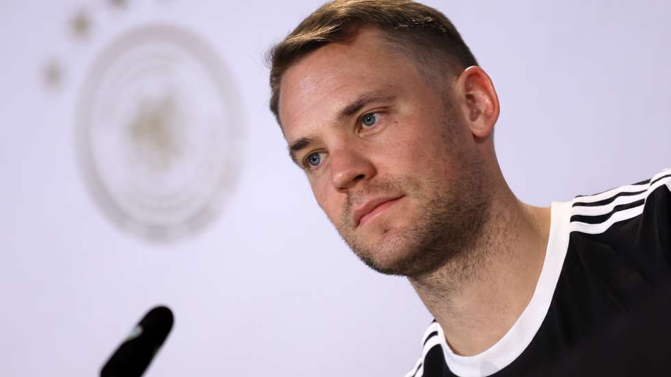 epa10314117 Germany's goalkeeper Manuel Neuer during a press conference in Al Ruwais, Qatar, 19 November 2022. Germany is preparing for the FIFA World Cup 2022 in Qatar with their first match against Japan set for 23 November. The FIFA World Cup Qatar 2022 will take place from 20 November to 18 December 2022 in Qatar.  EPA/RONALD WITTEK