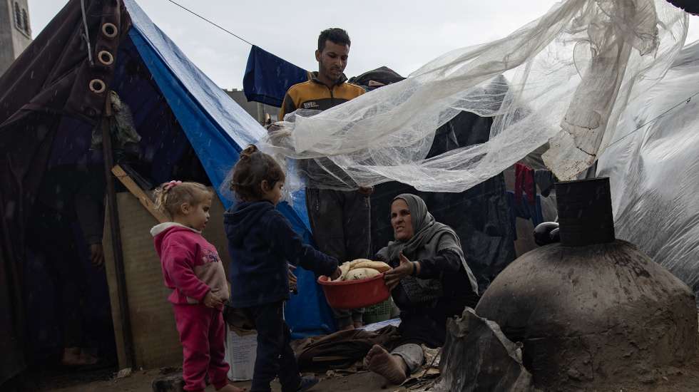 epa11120383 Internaly displaced Palestinians cook outside makeshift shelters in Rafah camp in the southern Gaza Strip, February 02, 2024. Since 07 October 2023, up to 1.9 million people, or more than 85 percent of the population, have been displaced throughout the Gaza Strip, some more than once, according to the United Nations Relief and Works Agency for Palestine Refugees in the Near East (UNRWA), which added that most civilians in Gaza are in 'desperate need of humanitarian assistance and protection'.  EPA/HAITHAM IMAD