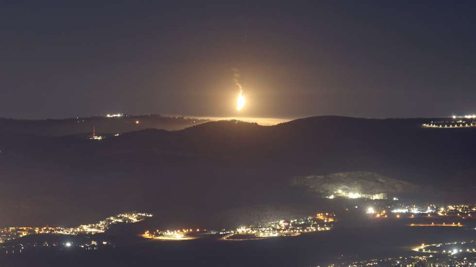 epa11549315 A flare fired by the Israeli army over a south Lebanon village is seen from the upper Galilee, northern Israel, 14 August 2024. Israeli army reports that several projectiles were identified crossing from Lebanon into Israeli territory. Israeli fighter jets struck a Hezbollah military structure in the Ayta ash Shab area, and artillery fire toward the area of Rmeish, the Israel Defense Forces (IDF) said.  EPA/ATEF SAFADI