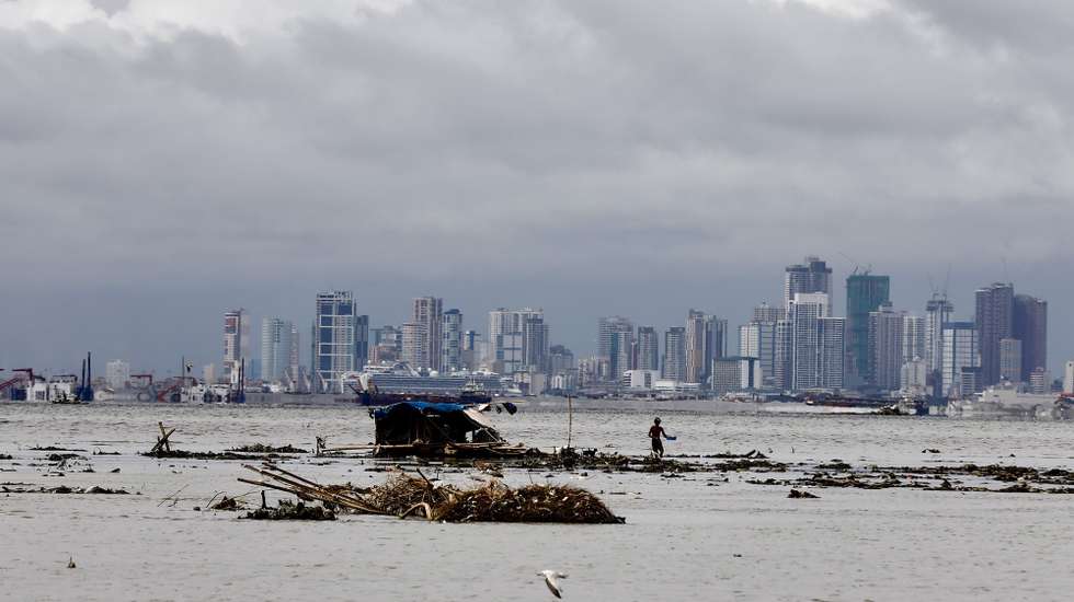 epa11601599 Thick clouds loom over the Manila skyline as seen from Bacoor city, Cavite province, about 30 kilometers south-east of Manila, Philippines, 13 September 2024. The state weather agency of the Philippines forecasted on 13 September heavy to intense rainfall due to the southwest monsoon enhanced by Tropical Storm Bebinca as it moves northwestward and warned residents to take precautionary measures due to possible flash floods in low-lying areas and landslides in mountainous villages.  EPA/FRANCIS R. MALASIG