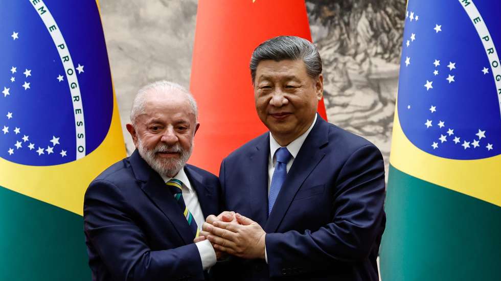 epa12096242 Chinese President Xi Jinping (R) shakes hands with Brazil's President Luiz Inacio Lula da Silva (L) after a signing ceremony and a joint press conference, at the Great Hall of the People in Beijing, China, 13 May 2025.  EPA/TINGSHU WANG / POOL
