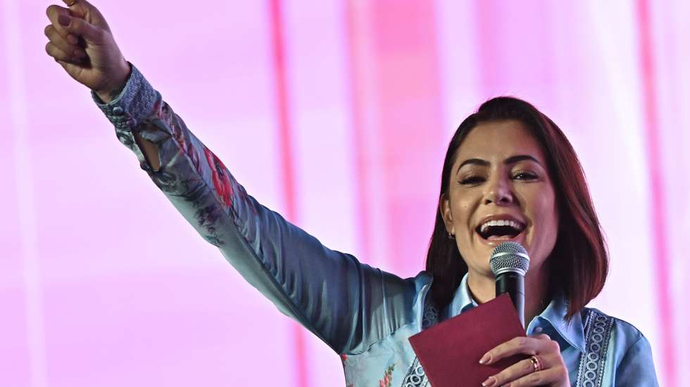 epa12160492 Former Brazilian first lady Michelle Bolsonaro speaks during the national meeting of women representatives of the Liberal Party at the International Convention Center (CICB) in Brasilia, Brazil, 06 June 2025.  EPA/Andre Borges