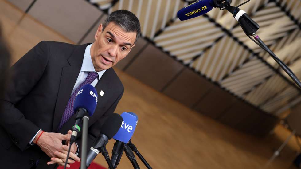 epa12600337 Spanish Prime Minister Pedro Sanchez attends the EU Council Summit in Brussels, Belgium, 18 December 2025. EU leaders are meeting to discuss the latest developments in Ukraine, the EU's next multiannual financial framework, the EU enlargement process, and the geoeconomic situation in the European Union.  EPA/OLIVIER MATTHYS
