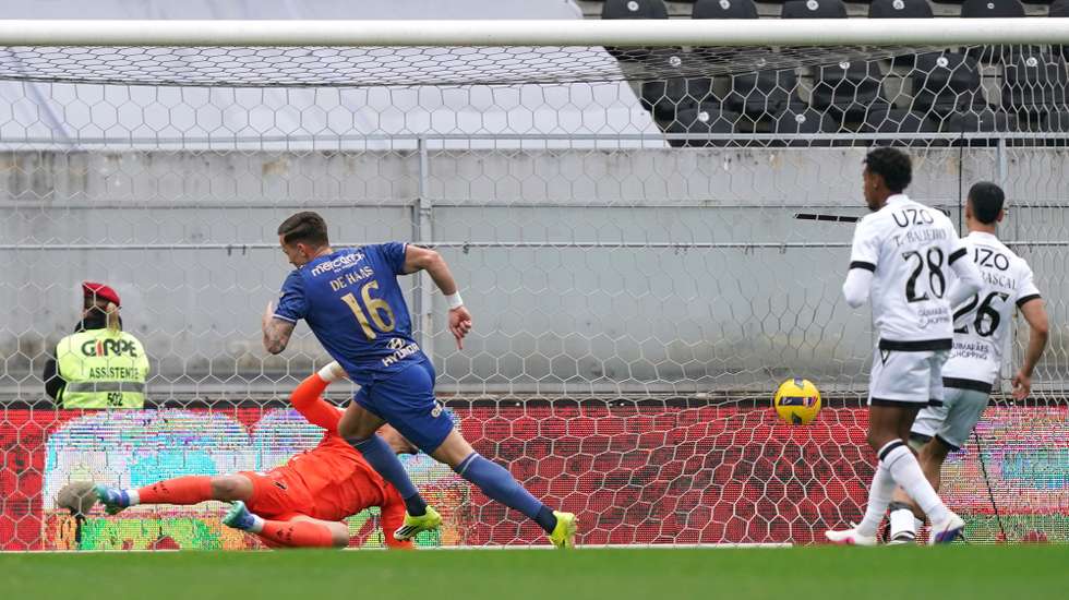 O jogador do Famalicão Justin de Haas (E) marca um golo contra o Vitória de Guimarães durante o jogo da I Liga de futebol, realizado no Estádio D. Afonso Henriques, em Guimarães, 14 de março de 2026. HUGO DELGADO/LUSA