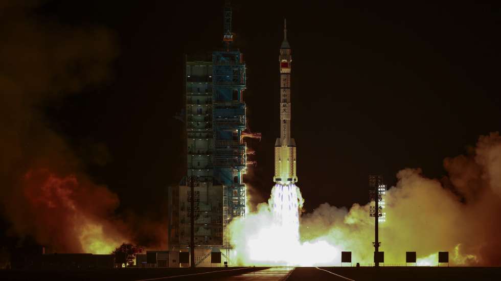epa12495893 The Shenzhou-21 space mission carried by the Long March 2F rocket launches at the Jiuquan Satellite Launch Center, near Jiuquan, China, 31 October 2025.  EPA/WU HAO