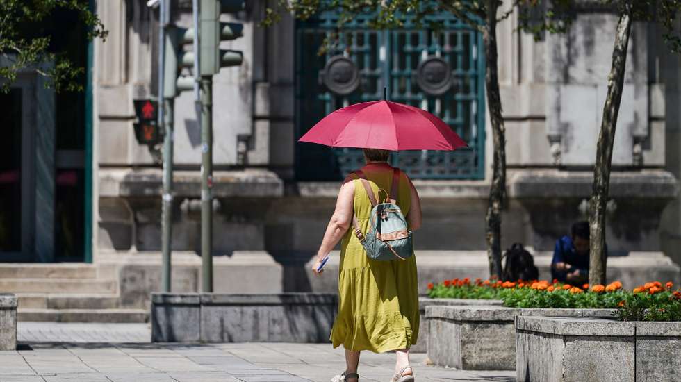 Temperaturas elevadas devido à onda de calor, Braga, 1 de julho de 2026. Segundo a informação do Instituto Português do Mar e da Atmosfera (IPMA), prevê-se para os próximos dias um agravamento das condições meteorológicas associadas ao tempo quente e seco, com um aumento da temperatura máxima, com valores a acima dos 40 graus Celsius, em várias regiões do território. HUGO DELGADO/LUSA